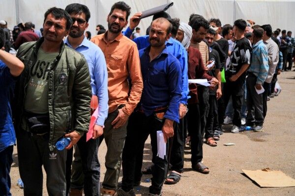 المنظمة الدولية للهجرة: نحو 450 ألف أفغاني غادروا من إيران إلى أفغانستان منذ بداية حزيران