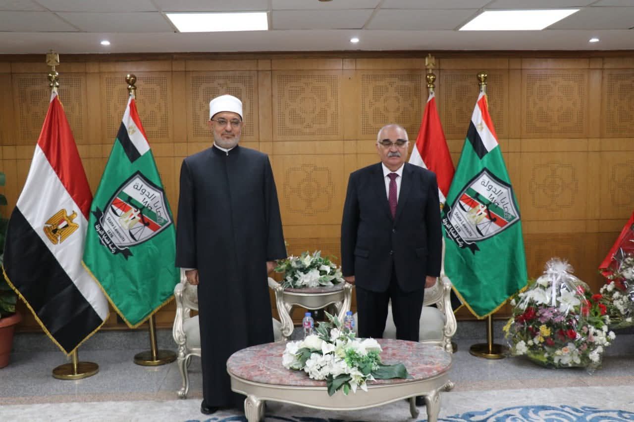 مفتى الجمهورية يزور رئيس قضايا الدولة لتهنئته على تولى رئاسة الهيئة.. صور
