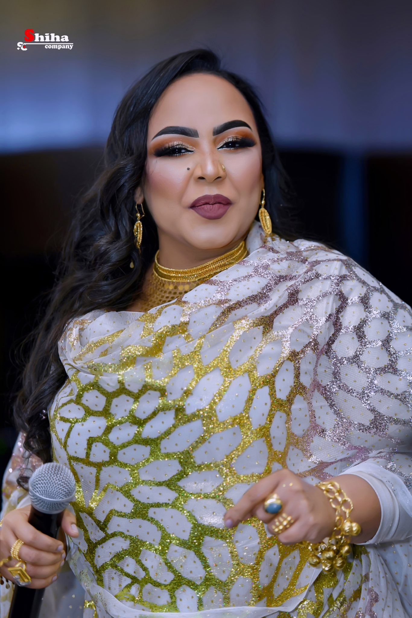 بالصور.. السلطانة هدى عربي تبهر الجمهور بإطلالة جديدة وتتفاحر بنفسها ببنرجسية عالية: (السر قدور فيها قايل وكلامه صاح والله هايل)