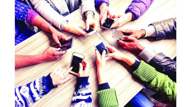 الامارات | مع الطقس الحار.. حتى الهواتف الذكية عرضة للمخاطر