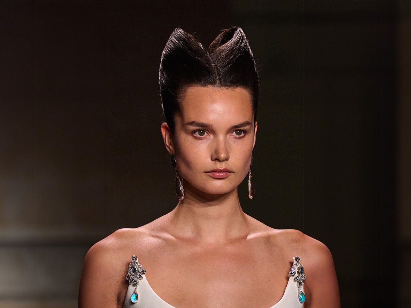 أسبوع الموضة في باريس بيومه الأول: صيحات جمالية لافتة تحتفي بالقوة والأنوثة