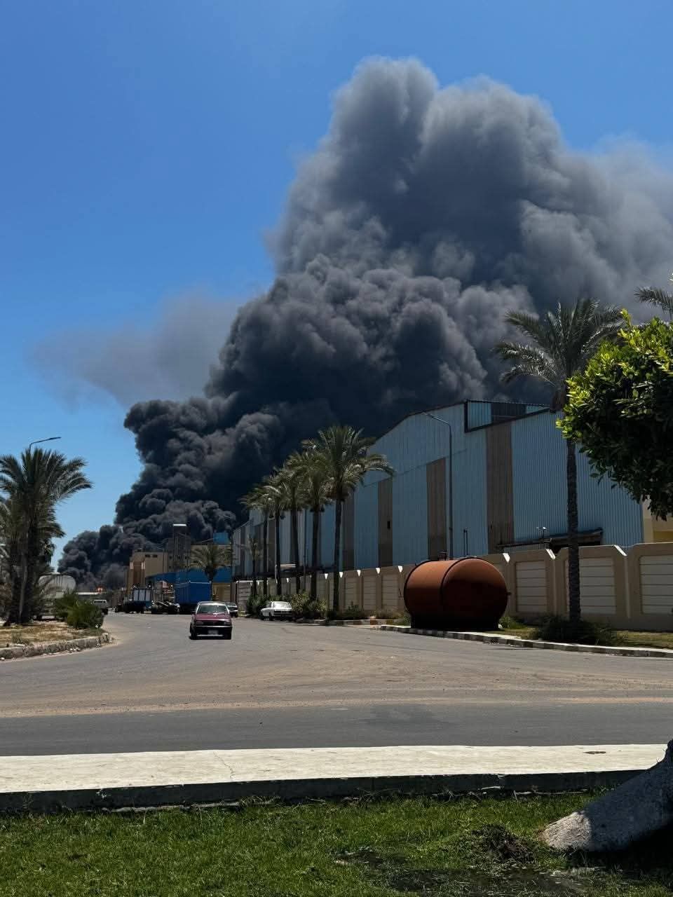 تداول فيديو لحريق مصنع إسفنج دمياط ..استمرار محاولات السيطرة على النيران