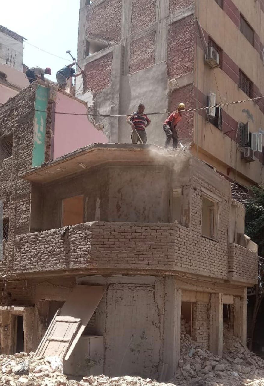 محافظ الجيزة: إزالة عقار آيل للسقوط بحارة سوق الأحد فى حى جنوب.. صور