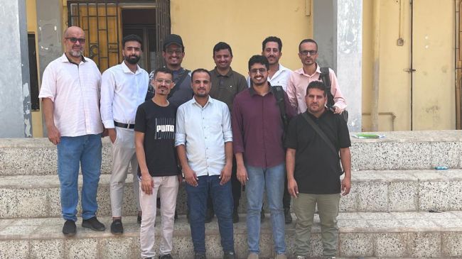 طلاب الماجستير في كلية الإعلام بجامعة عدن ينهون امتحاناتهم.. وتحية لهيئة التدريس