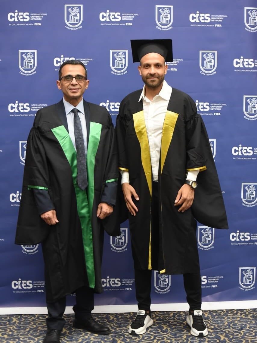 عمرو الحلواني لاعب الأهلي يحتفل بالحصول على دبلومة فيفا