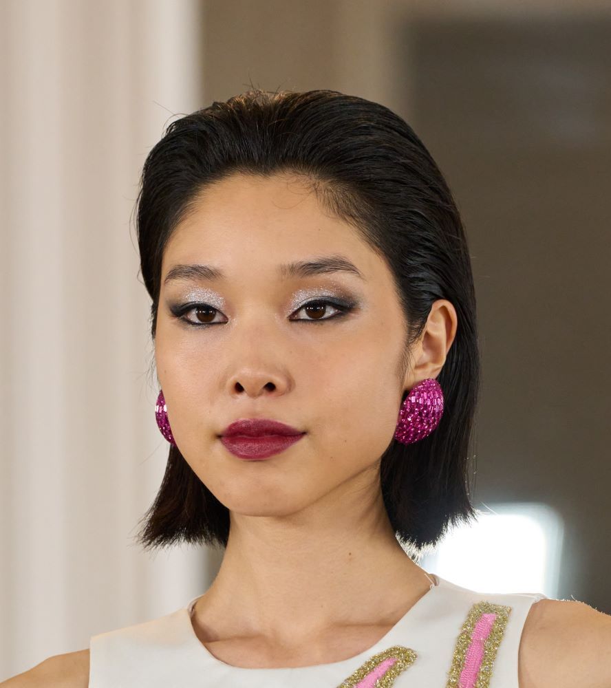 أسبوع الموضة في باريس بيومه الأول: صيحات جمالية لافتة محمّلة بالقوة والتعبير