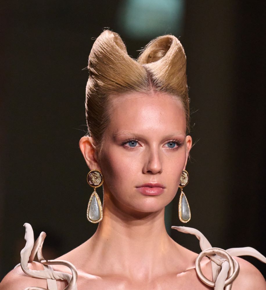 أسبوع الموضة في باريس بيومه الأول: صيحات جمالية لافتة محمّلة بالقوة والتعبير
