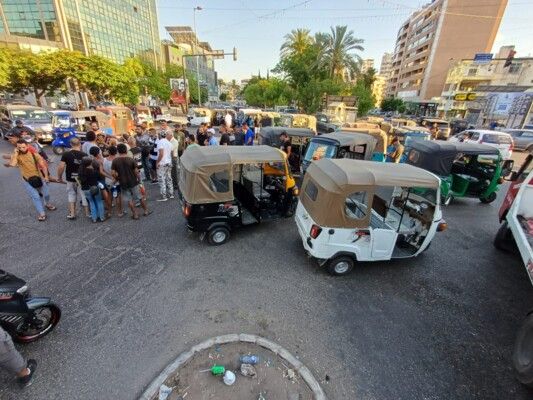 "النشرة": وقفة لأصحاب الـ"توك توك" عند تقاطع إيليا- صيدا احتجاجًا على منعهم من العمل