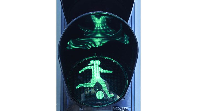 الامارات | إشارة مرور «السيدة الخضراء» تحتفي بالنساء