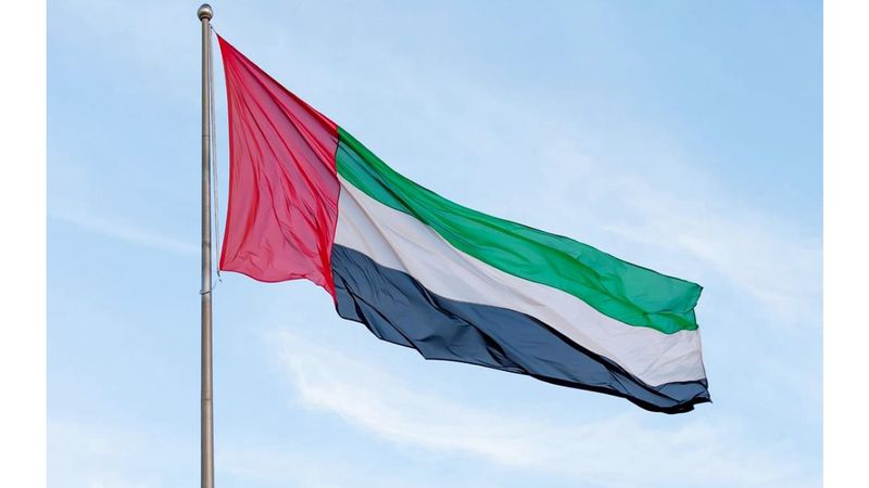 الامارات | الإمارات تنقذ طاقم سفينة بريطانية تعرّضت للاستهداف في البحر الأحمر