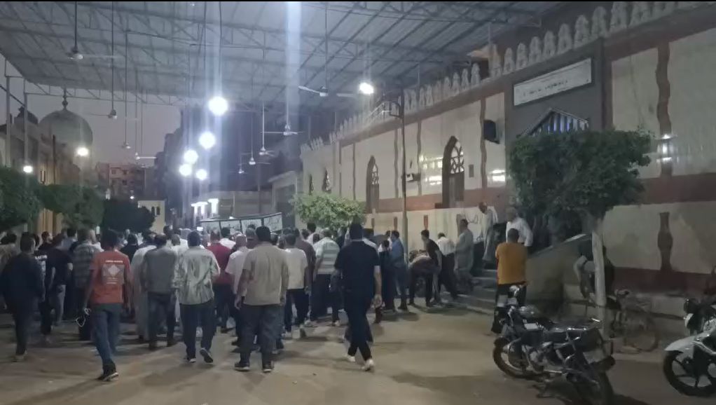 بالدموع والحزن.. ميت غمر تودع المهندس محمد طلعت ضحية سنترال رمسيس (فيديو)