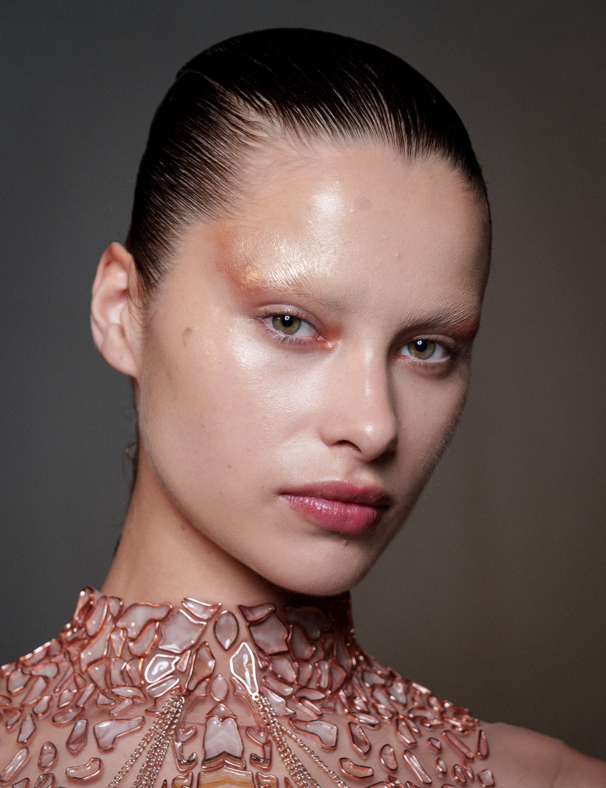 أسبوع الموضة في باريس بيومه الأول: صيحات جمالية لافتة تحتفي بالقوة والأنوثة