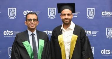 عمرو الحلواني لاعب الأهلي يحتفل بالحصول على دبلومة فيفا