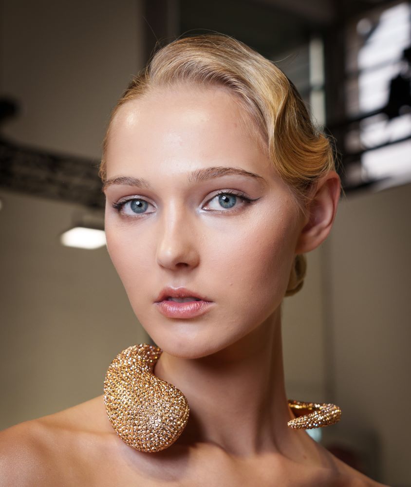 أسبوع الموضة في باريس بيومه الأول: صيحات جمالية لافتة تحتفي بالقوة والأنوثة