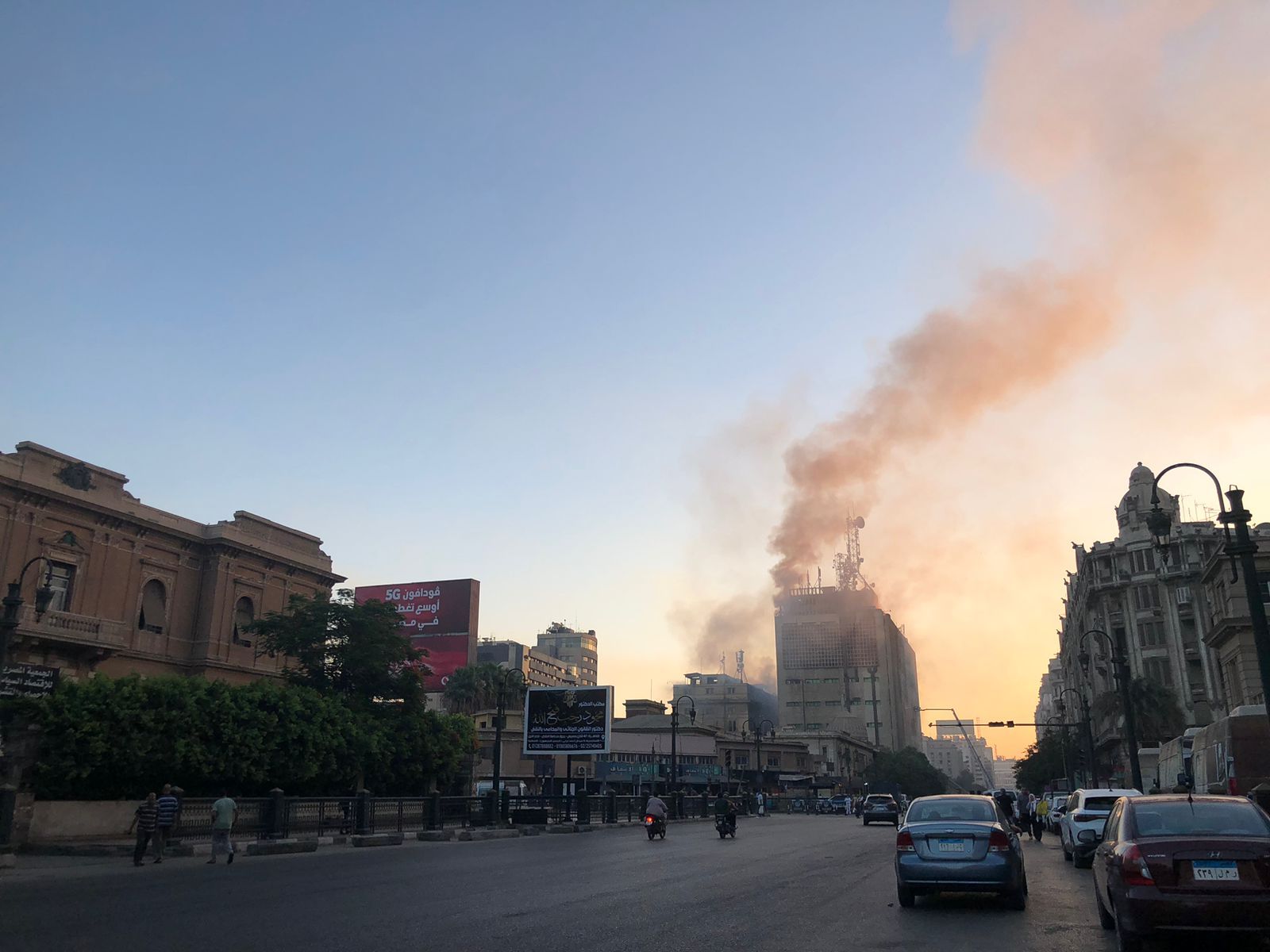 رجال الحماية المدنية يواصلون عمليات التبريد لحريق مبنى سنترال رمسيس