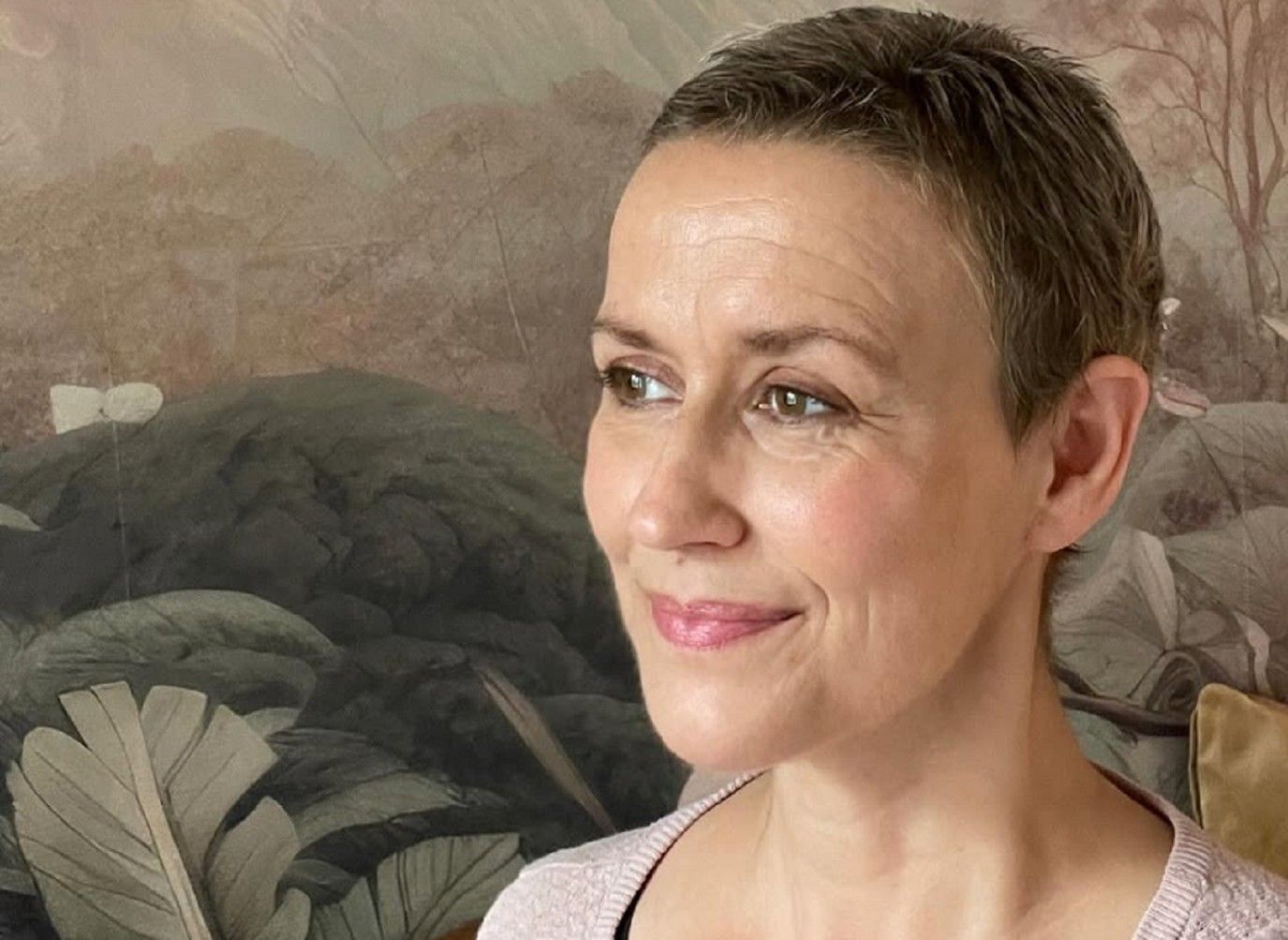 الفنانة الدنماركية ليزا نيلسن تكشف شخصية مرسل واقعة سرقة لوحاتها بعد اتهام أحمد السقا