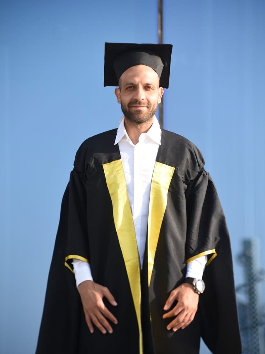 عمرو الحلواني لاعب الأهلي يحتفل بالحصول على دبلومة فيفا