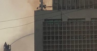 رجال الحماية المدنية يواصلون عمليات التبريد لحريق مبنى سنترال رمسيس