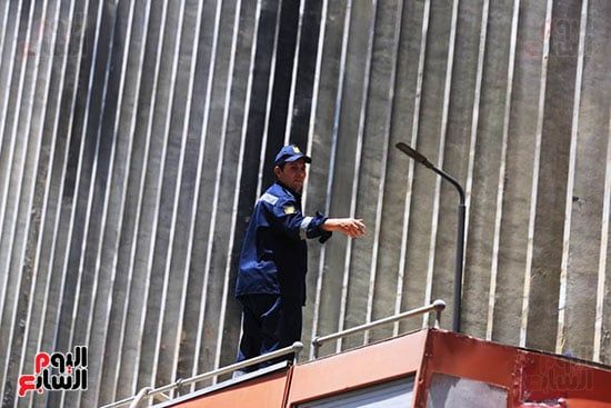 محافظ القاهرة يتفقد موقع حريق سنترال رمسيس