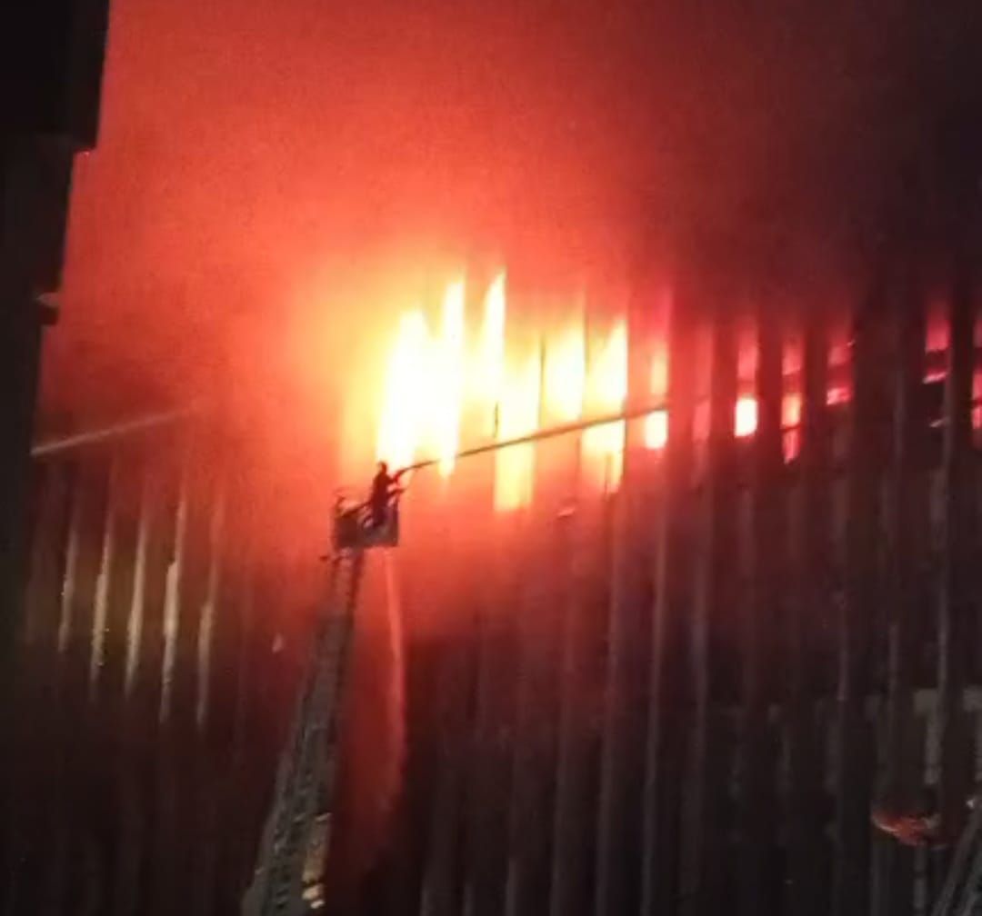 تجدد اشتعال النيران في مبنى سنترال رمسيس والإطفاء تحاول السيطرة. صور