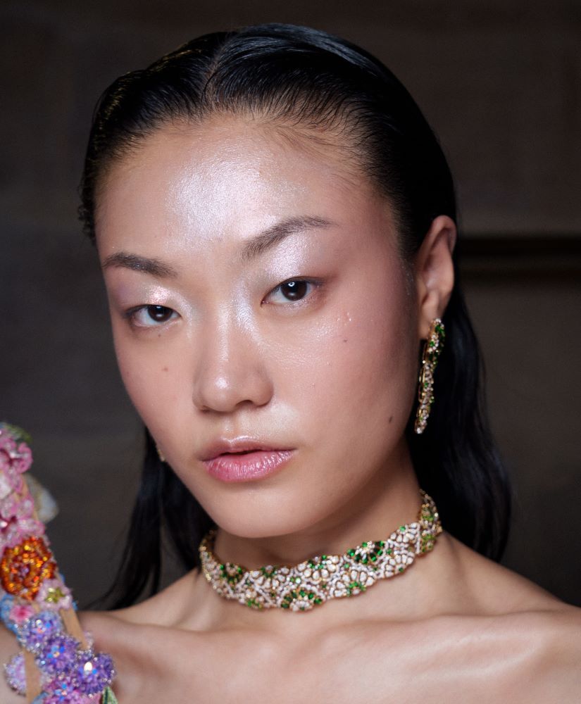 أسبوع الموضة في باريس بيومه الأول: صيحات جمالية لافتة تحتفي بالقوة والأنوثة