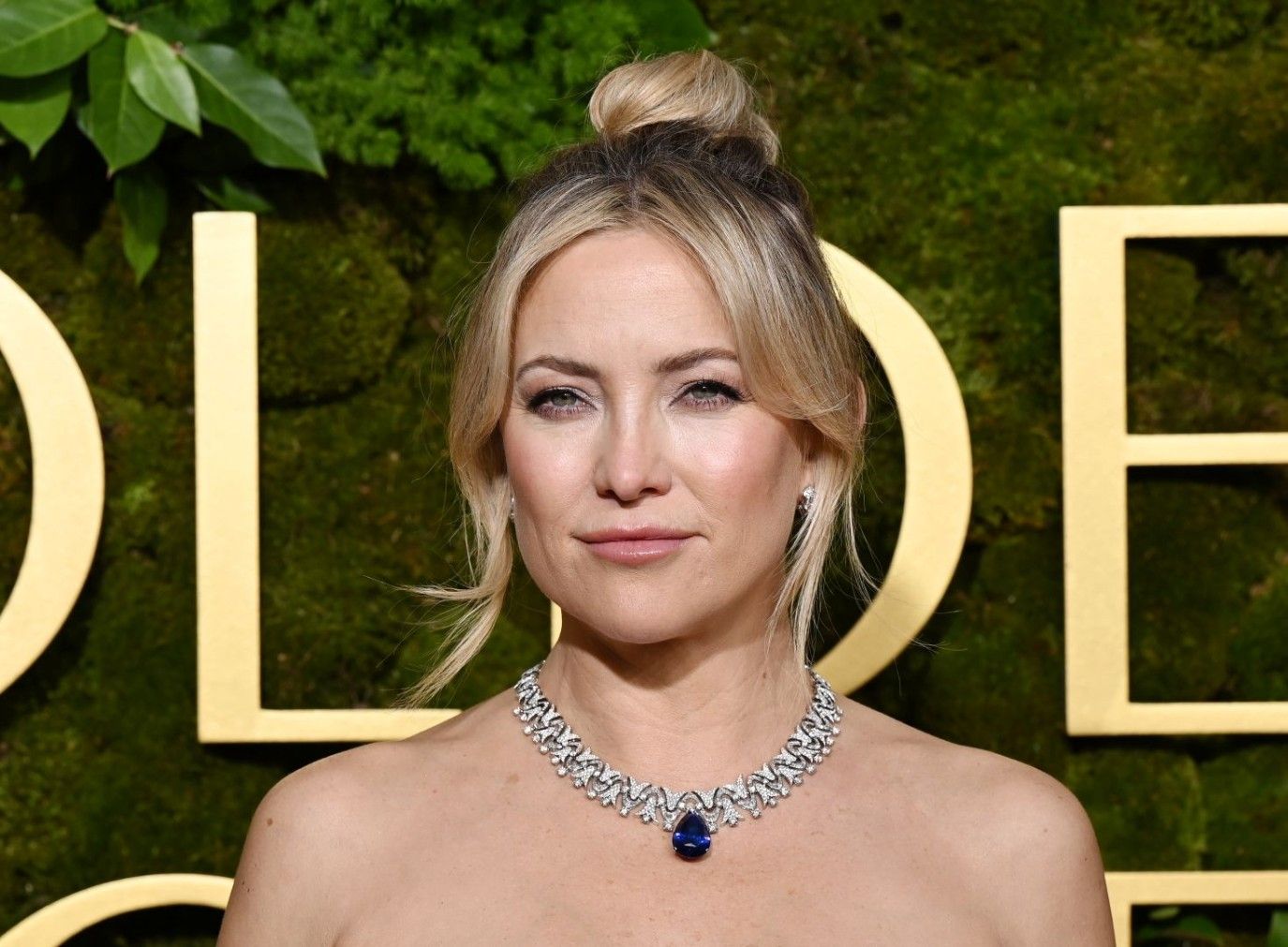 أجمل تسريحات شعر مع الغرَّة على طريقة النجمات لإطلالة متجددة أكثر شباباً