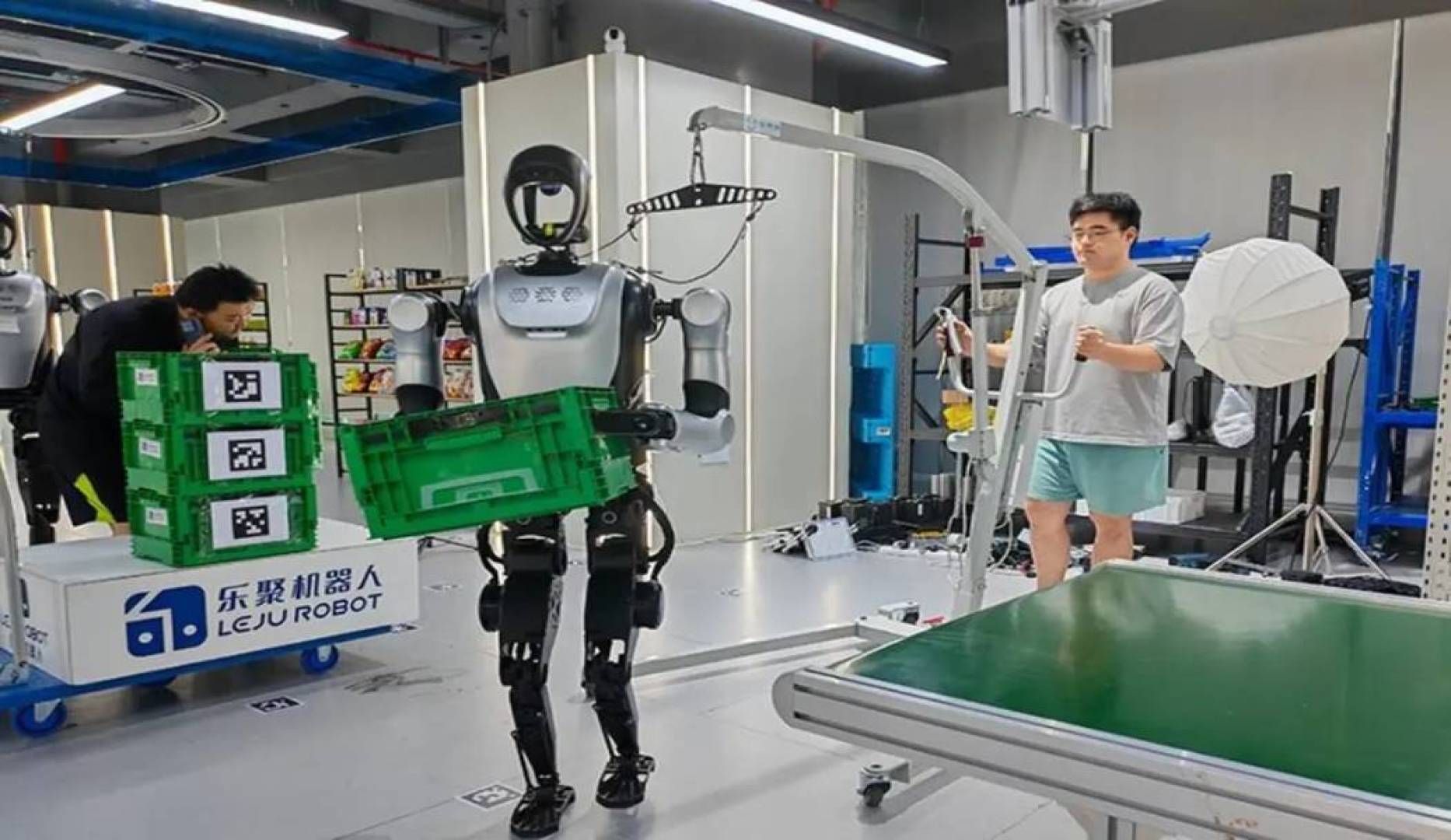 تكنولوجيا: الصين تفتتح مدرسة لـ "الروبوتات" لتعليمهم مهام عمل ومهارات تقنية