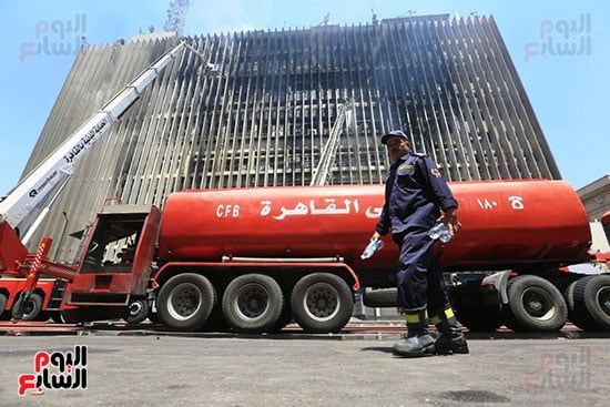 محافظ القاهرة يتفقد موقع حريق سنترال رمسيس