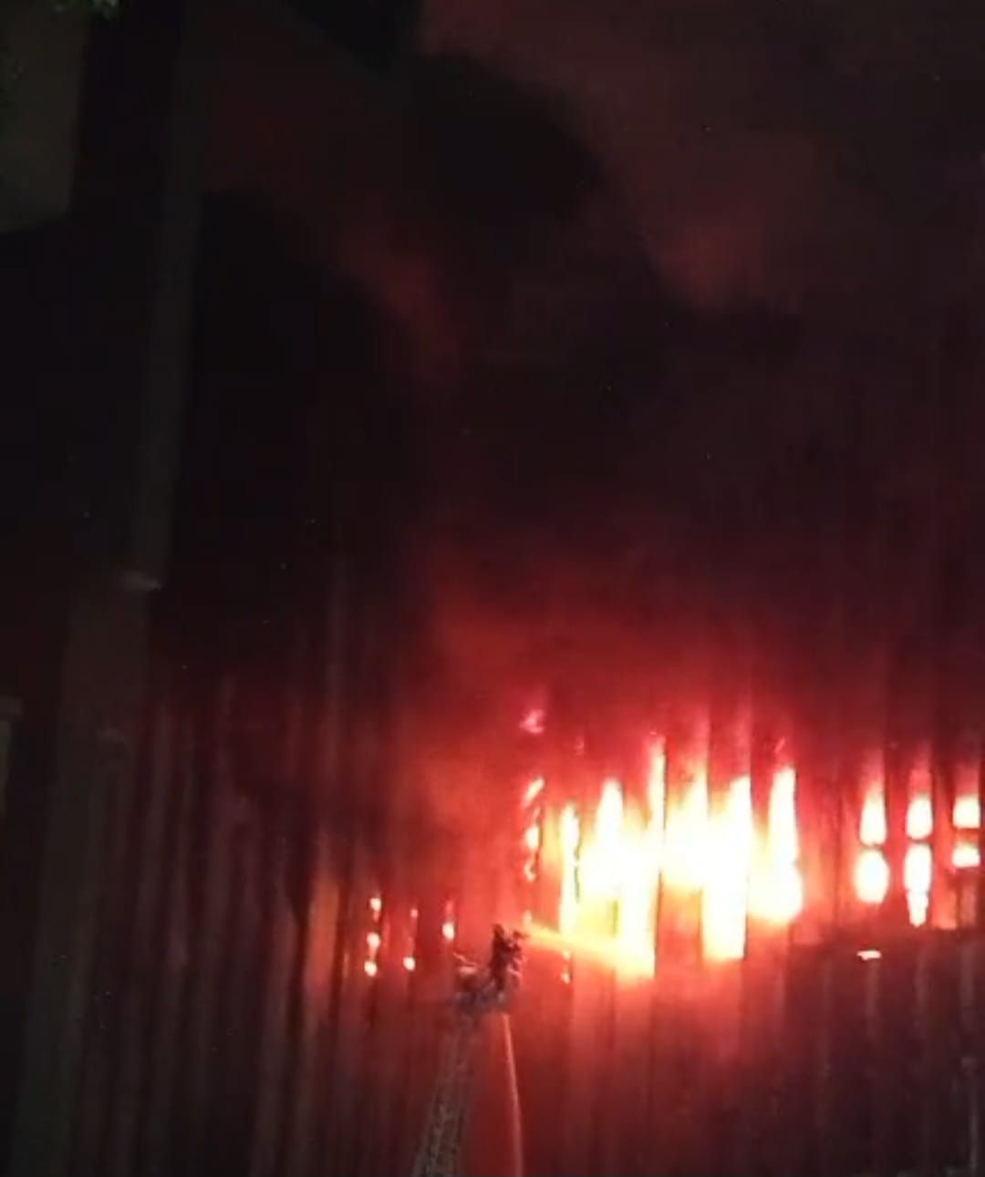 تجدد اشتعال النيران في مبنى سنترال رمسيس والإطفاء تحاول السيطرة. صور