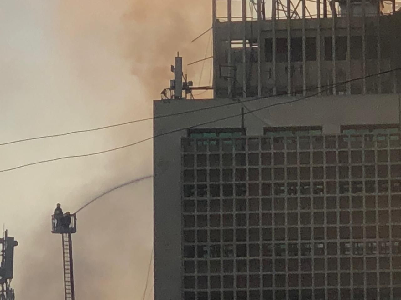 رجال الحماية المدنية يواصلون عمليات التبريد لحريق مبنى سنترال رمسيس