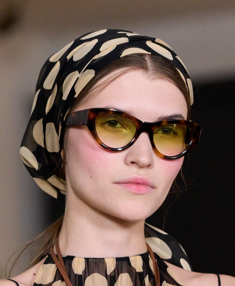 أسبوع الموضة في باريس بيومه الأول: صيحات جمالية لافتة محمّلة بالقوة والتعبير