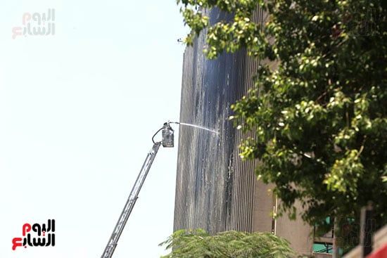 محافظ القاهرة يتفقد موقع حريق سنترال رمسيس