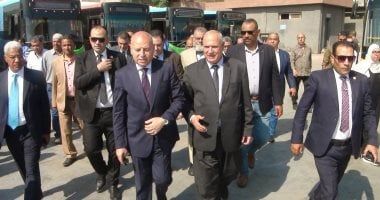 محافظ القاهرة يتفقد أتوبيسات النقل وخطة التحول للعمل بالغاز والكهرباء