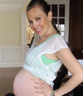 تاليا بصورة مُلفتة..هل هي حامل؟