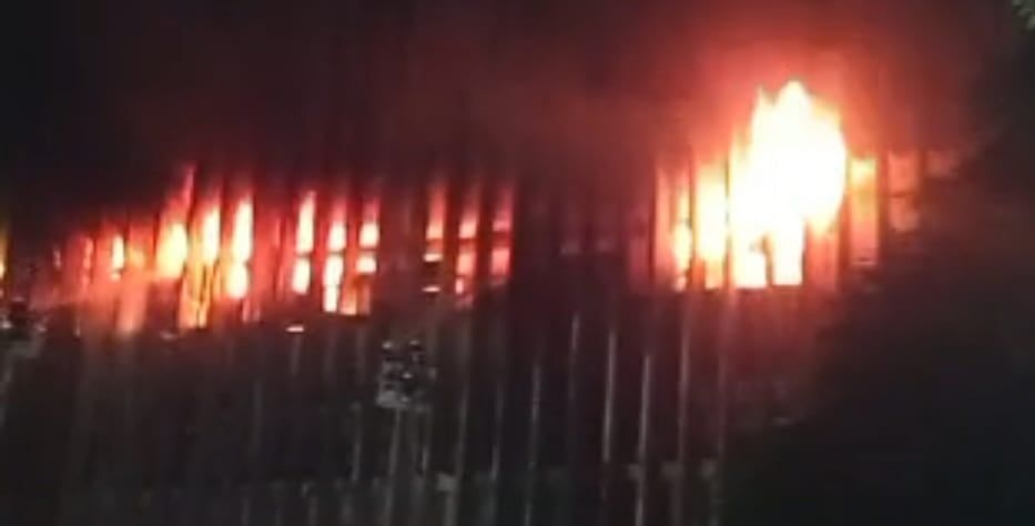 تجدد اشتعال النيران في مبنى سنترال رمسيس والإطفاء تحاول السيطرة. صور