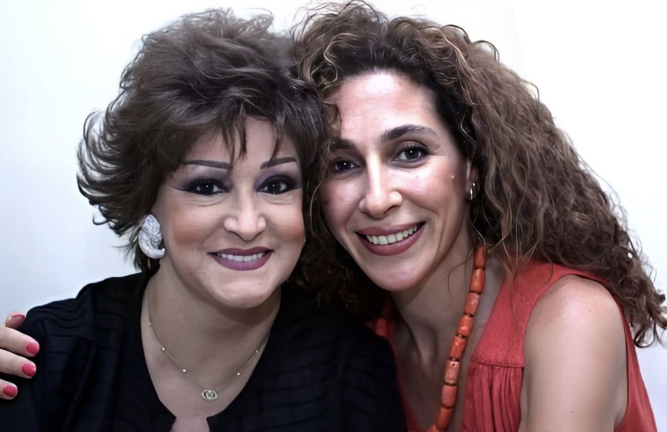 وردة الجزائرية بين الأمومة والفن: حكايات تُروى على لسان ابنها رياض وزوجته