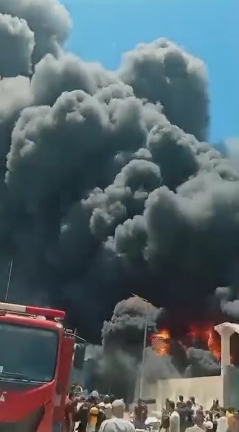 تداول فيديو لحريق مصنع إسفنج دمياط ..استمرار محاولات السيطرة على النيران