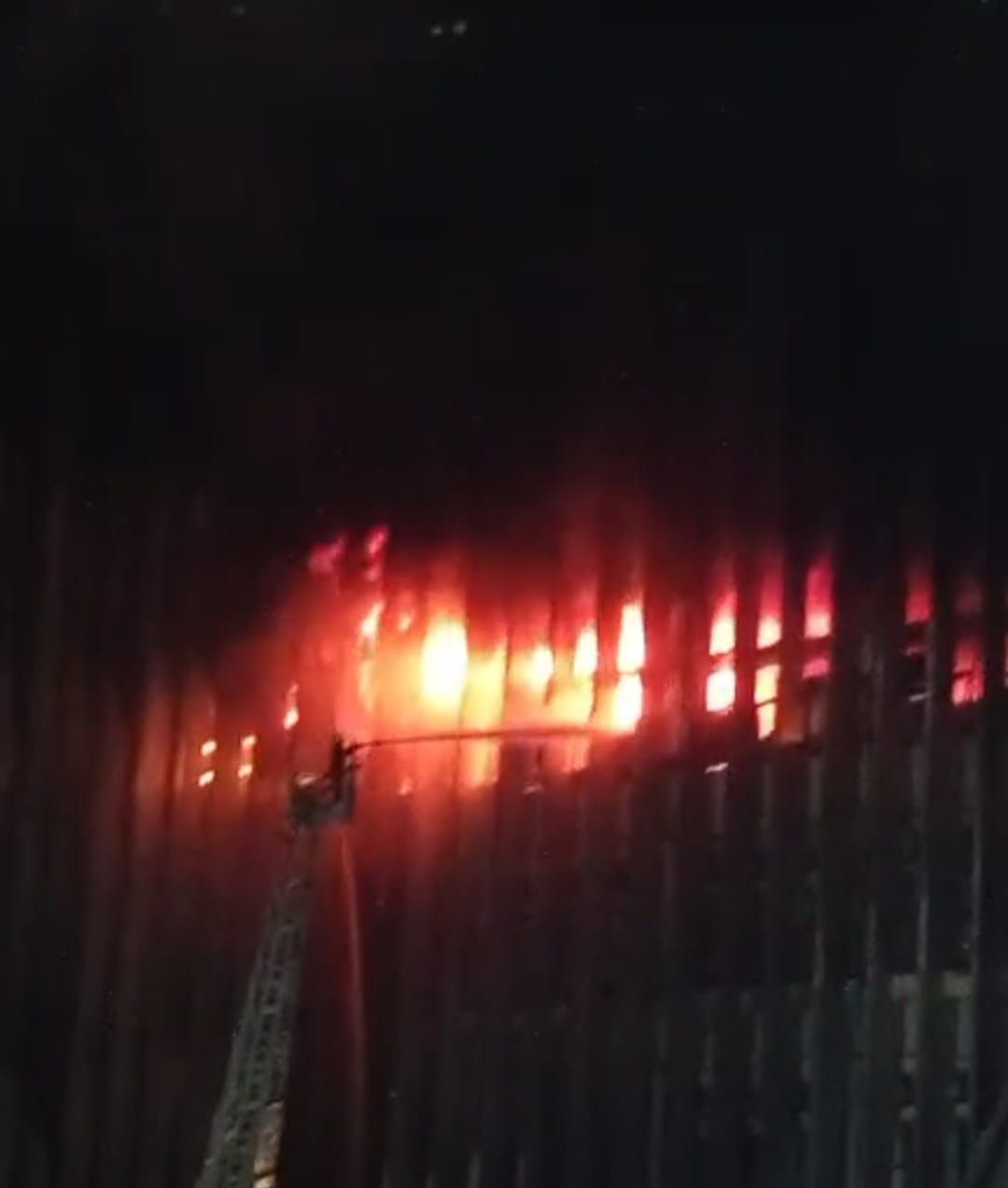 تجدد اشتعال النيران في مبنى سنترال رمسيس والإطفاء تحاول السيطرة. صور