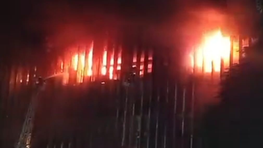 تجدد اشتعال النيران في مبنى سنترال رمسيس والإطفاء تحاول السيطرة. صور