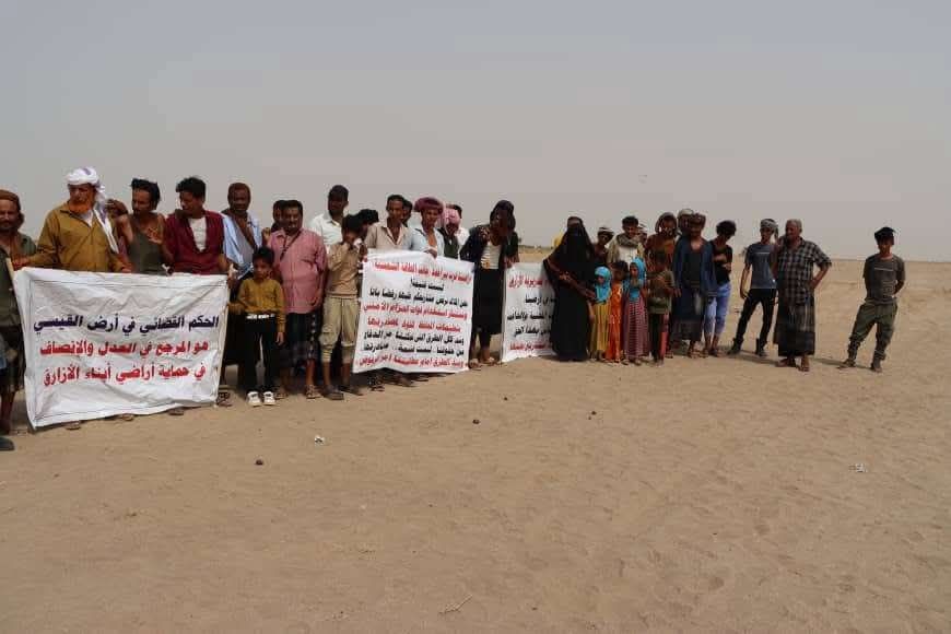 عدن.. مواطنون يحتجون على إقامة مشروع كهرباء في "بئر أحمد" بحجة ملكيتهم للأرض