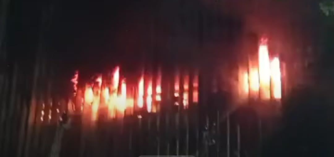 تجدد اشتعال النيران في مبنى سنترال رمسيس والإطفاء تحاول السيطرة. صور