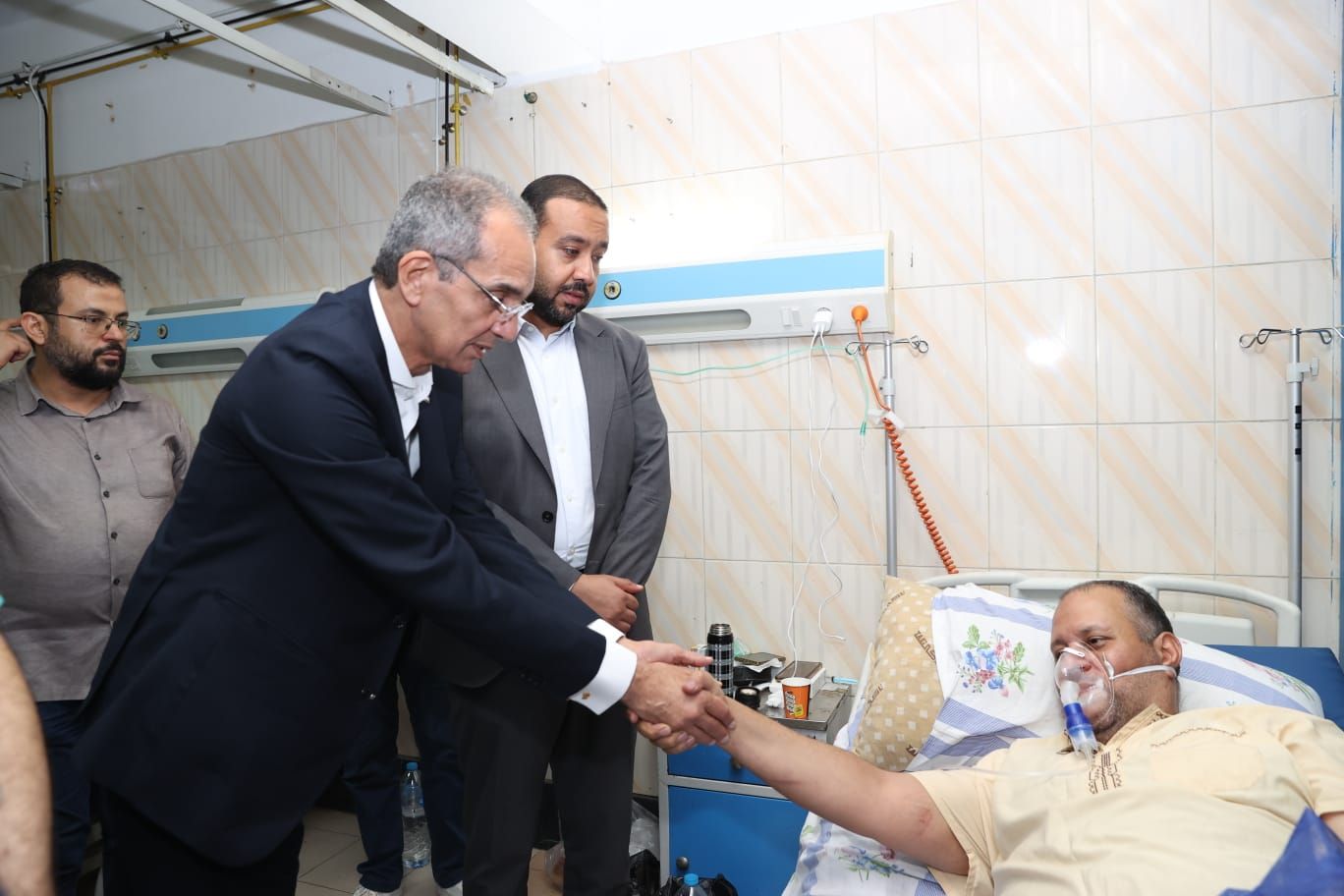 وزير الاتصالات: عودة الخدمات بشكل تدريجى خلال 24 ساعة