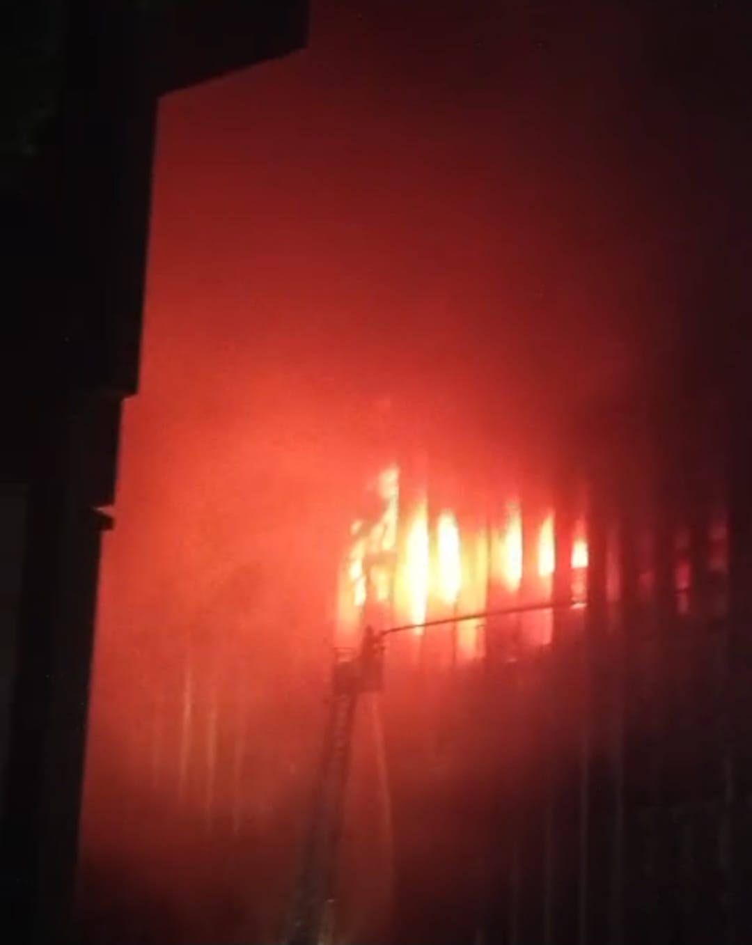 تجدد اشتعال النيران في مبنى سنترال رمسيس والإطفاء تحاول السيطرة. صور