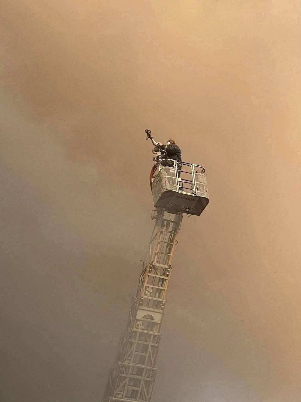 بطل من الحماية المدنية.. أنقذ عالقين من أعلى سطح مبنى سنترال رمسيس