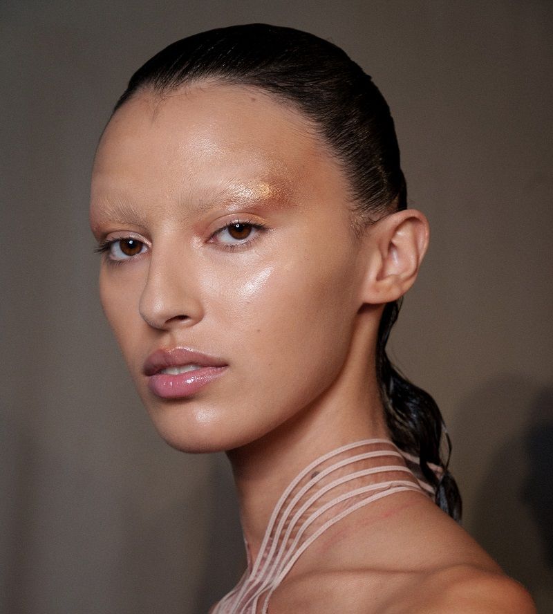 تسريحات شعر من أسبوع الهوت كوتور في باريس.. لمسات تُعيد رسم الأناقة الشتوية