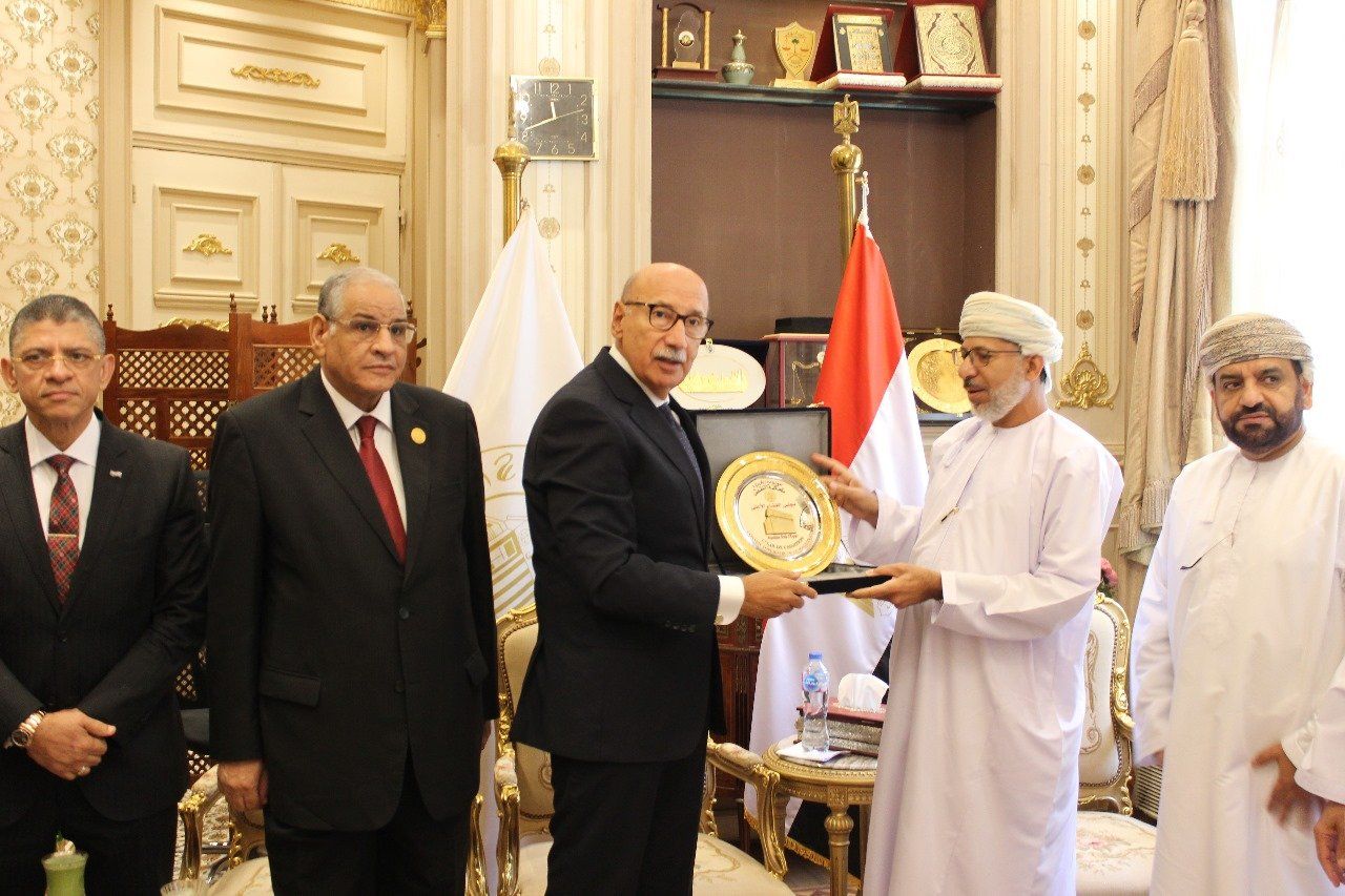 وفد قضائي من سلطنة عمان يهنئ رئيس مجلس القضاء الأعلى بمنصبه الجديد