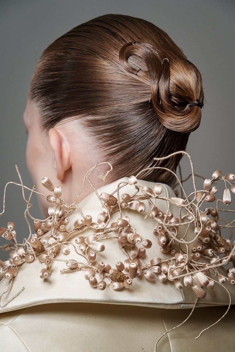 تسريحات شعر من أسبوع الهوت كوتور في باريس.. لمسات تُعيد رسم الأناقة الشتوية