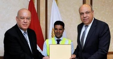 وزير الطيران يُكرّم موظفًا بمطار القاهرة عثر على حقيبة مجوهرات بـ2.5 مليون جنيه