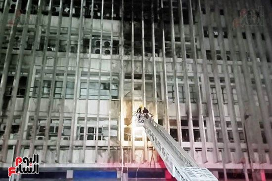 10 مشاهد من حريق سنترال رمسيس.. بطولات رجال الإطفاء وجدعنة المصريين الأبرز