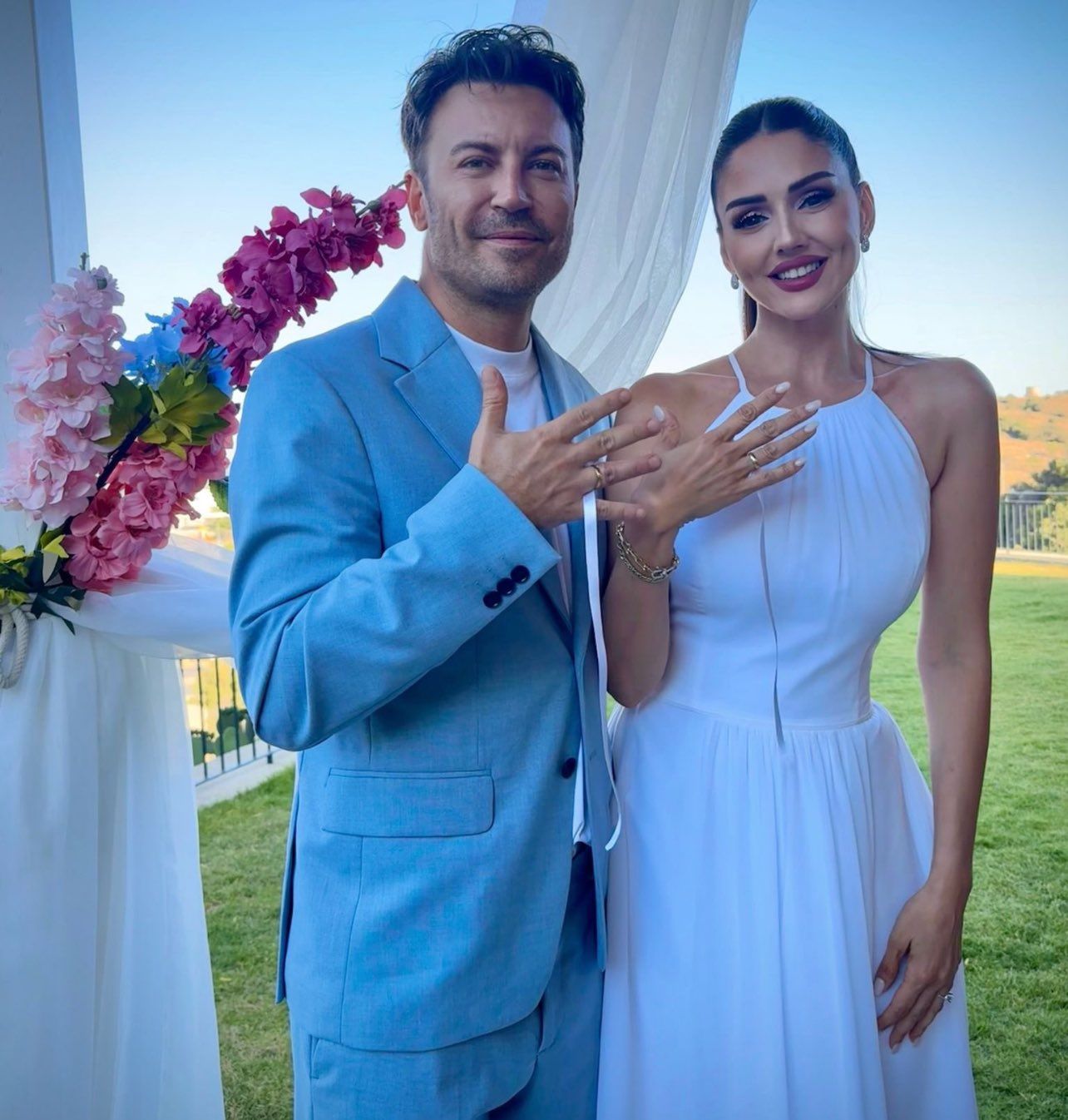 بالصور- نجمان تركيّان يفاجئان الجمهور بخطوبتهما بحفل عائليّ في بودروم